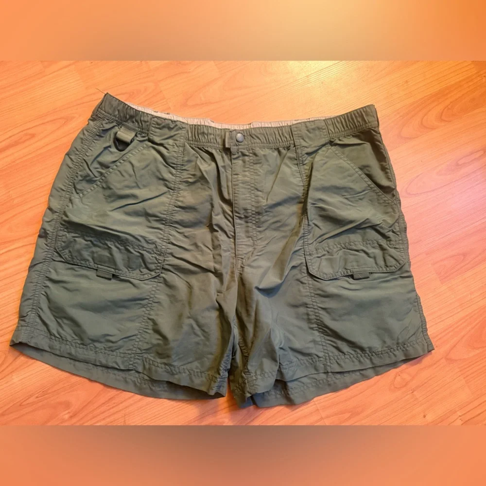 Men’s LL Bean Nylon Olive Green Size 42 Nylon Shorts with pockets